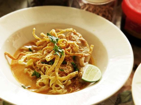 Northern Thai coconut curry noodle soup with chicken (Real-deal khao soi gai)