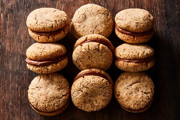 Nutella-almond kisses