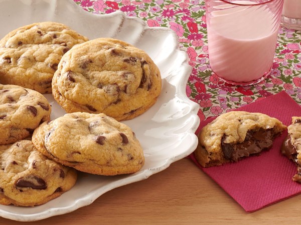 Nutella-stuffed chocolate chip cookies