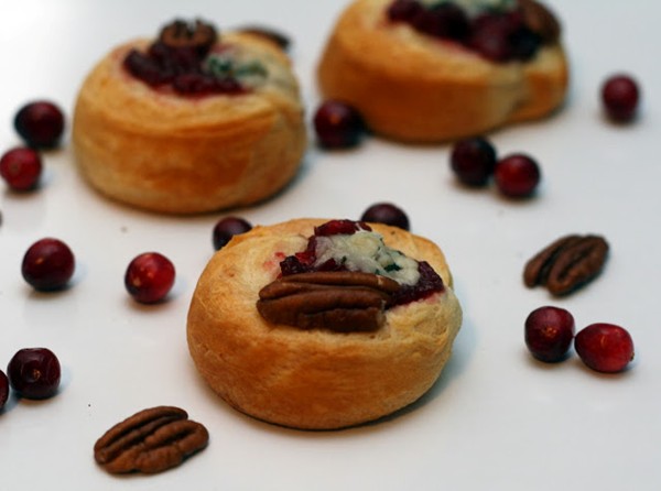 Nutty blue cranberry sauce rounds