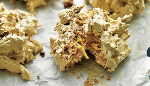 Nutty noodle meringues (Dams'kyy kapryz)