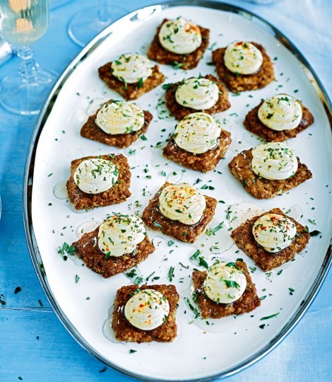 Oat biscuits with herbs and goat's cheese