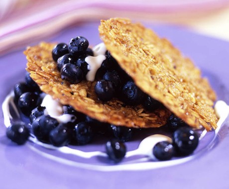 Oat crisps with blueberries and crème fraîche
