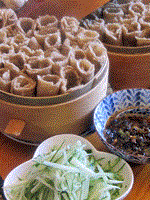 Oat honeycomb rolls (Yóumiàn tuīwōwō / 莜麵推窩窩 or Kǎolǎolǎo / 栲栳栳)