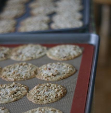 Oatmeal almond lace cookies