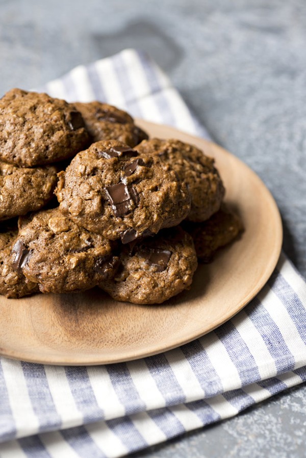 Oatmeal and dark chocolate cookies