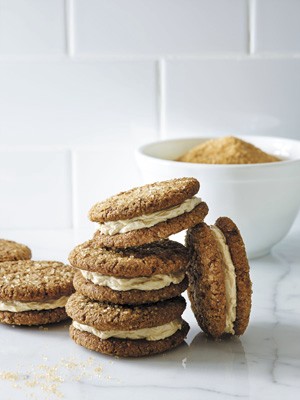 Oatmeal and turbinado cream cookie sandwiches