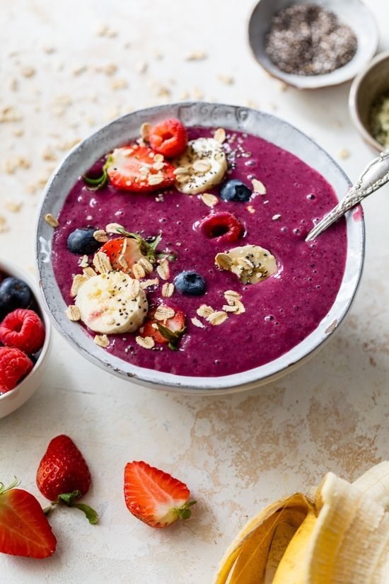 Oatmeal berry smoothie bowl