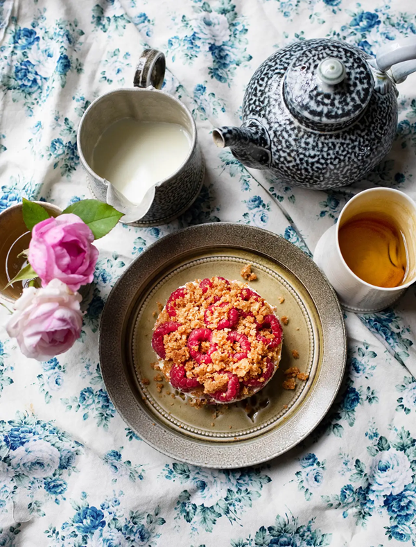 Oatmeal biscuits, raspberries and cream