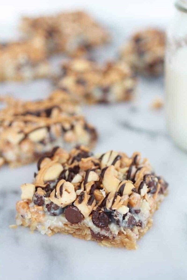 Oatmeal chocolate chip cookie 7 layer bars