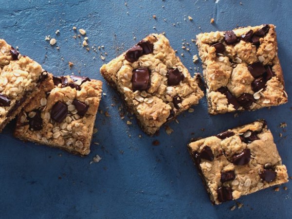 Oatmeal chocolate chip cookie bars