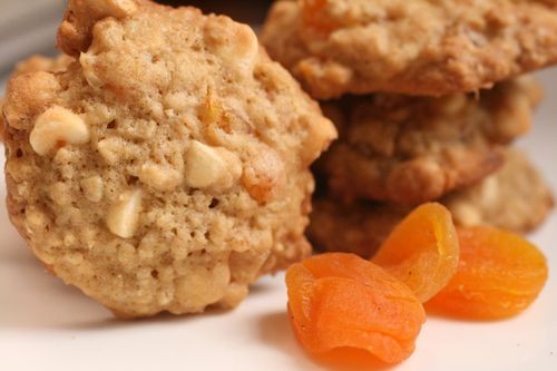 Oatmeal cookies with dried apricots and white chocolate