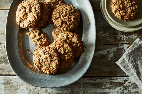 Oatmeal cookies with white chocolate and golden raisins