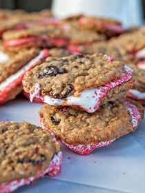 Oatmeal cream pies with cream pie filling [Carrie Morey]
