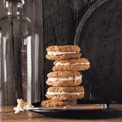 Oatmeal cream pies with ginger cream