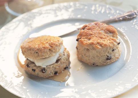 Oatmeal-currant scones