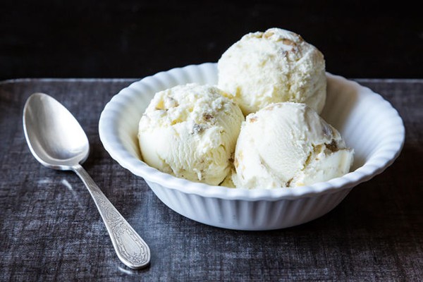 Oatmeal ice cream with toasted walnuts