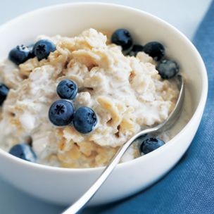 Oatmeal with blueberries and cream