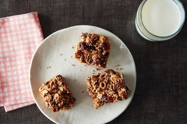 Oats and quinoa breakfast bars