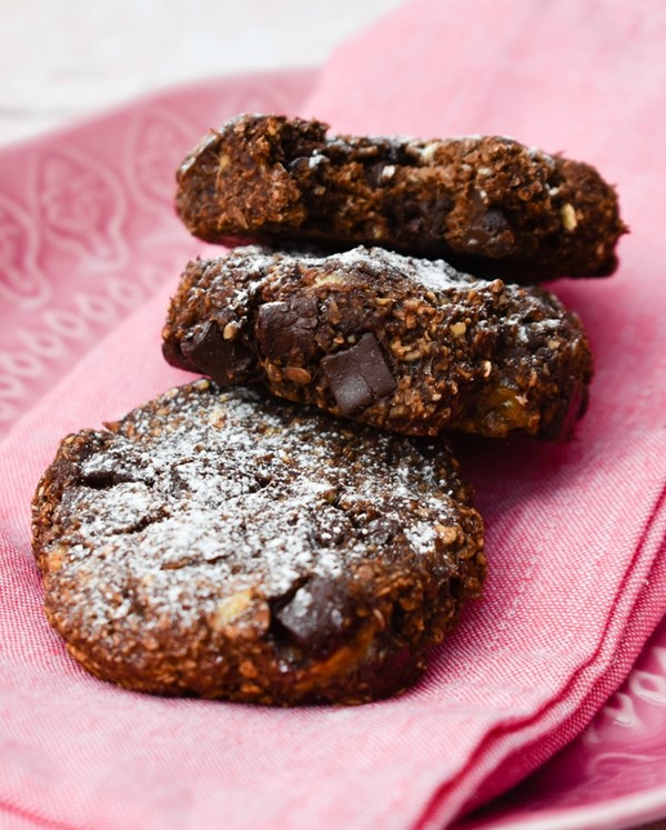 Oaty chocolate and banana cookies