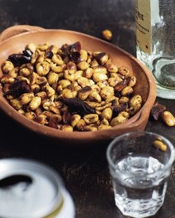 Oaxacan-style snacking peanuts (Cacahuates botaneros)