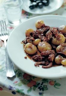 Octopus with onions and red wine (Octopus stifado)