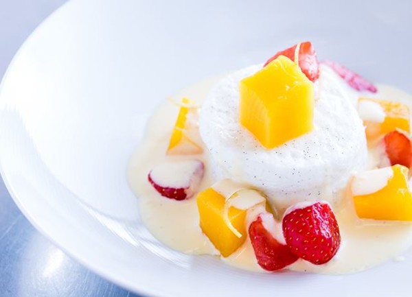 Oeuf à la neige with compressed fruit