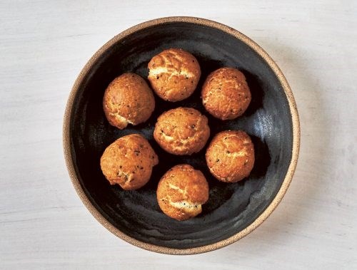 Okinawan-style sesame doughnuts (サーターアンダギー)