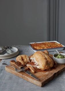 Old-fashioned chicken with pickled cucumber and a creamy white wine sauce (Gammeldags kylling med syltede agurker og sovs)