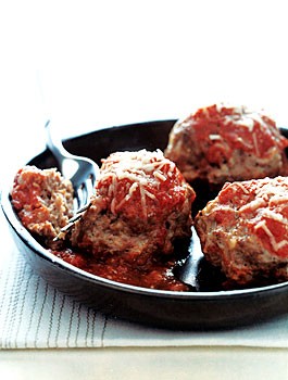 Old-fashioned meatballs in red sauce