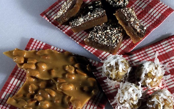 Old-fashioned peanut brittle 