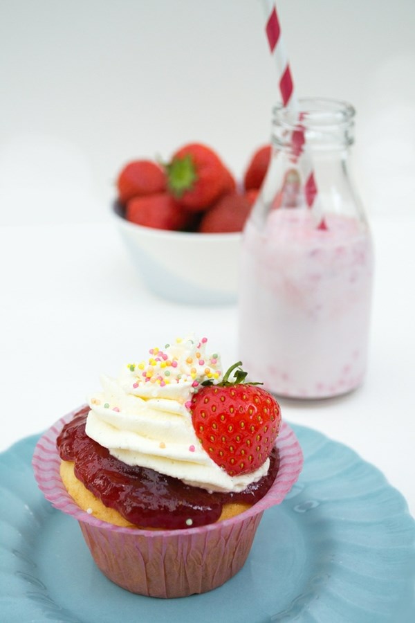 Old-fashioned strawberry and vanilla fairy cakes with sprinkles