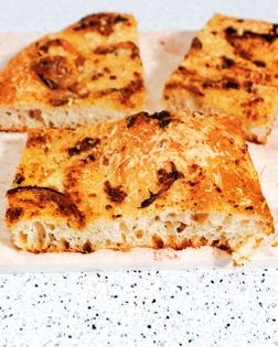 Old lady's face pizza (Faccia di vecchia)