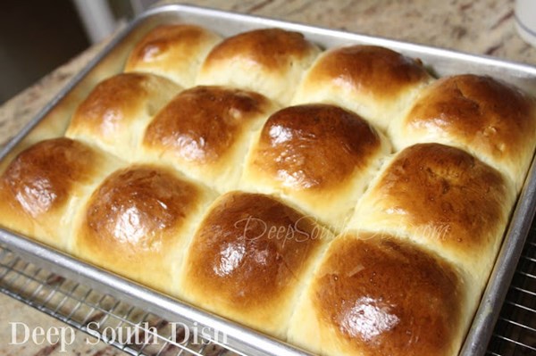Old school cafeteria-style yeast rolls