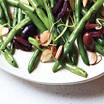 Olive-almond green beans