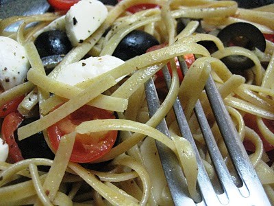 Olive and mozzarella spaghetti