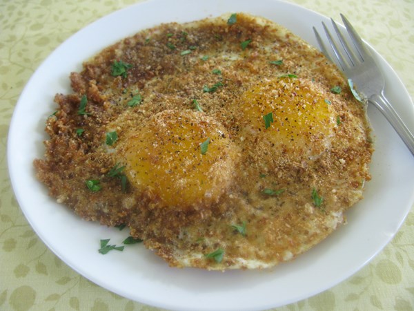 Olive oil-bread crumb-coated fried eggs