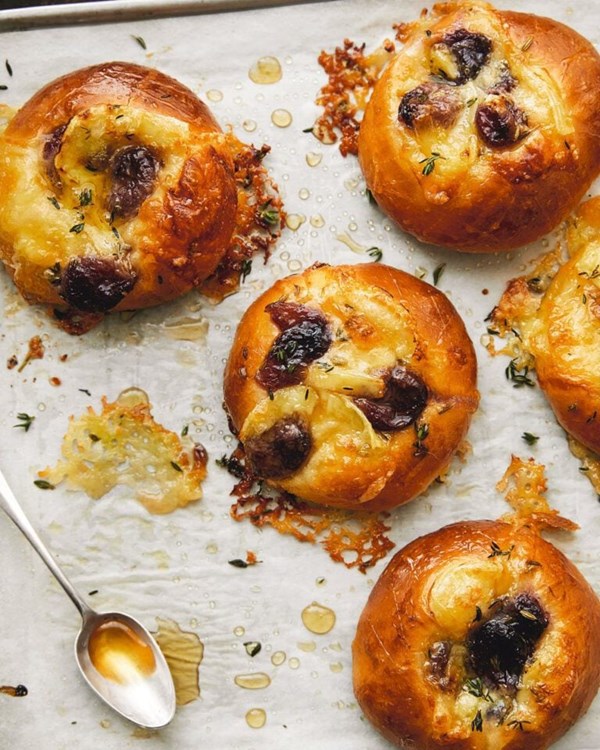 Olive oil Brie-oche with roasted grapes, honey and thyme 