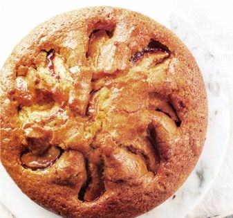 Olive oil cake with fresh peaches