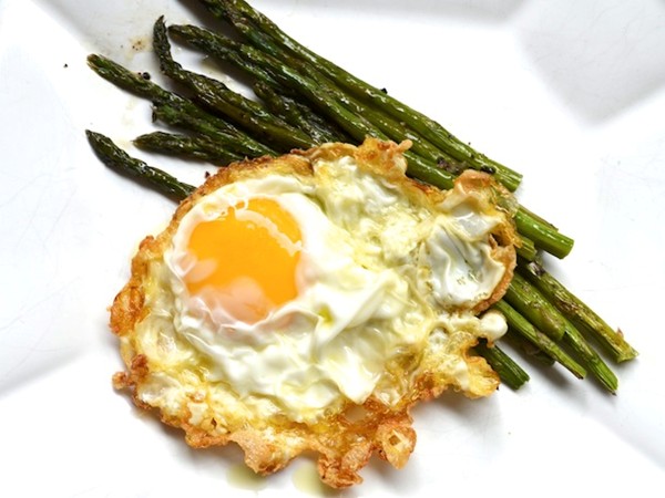 Olive oil-fried eggs with asparagus