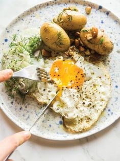 Olive oil-fried eggs with brown butter-dill potatoes and salted almonds (Oliwne jajka sadzone z młodym ziemniakami w palonym maśle i solonych migdałach)