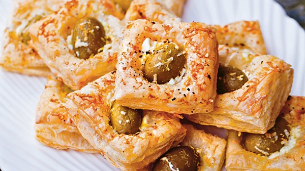 Olive puffs with feta