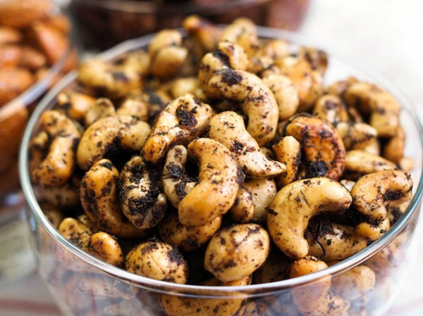 Olive-rosemary spiced cashews