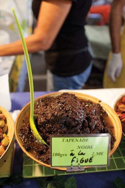 Olive spread with figs (Tapenade noire à la figue)