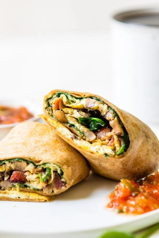 Omelet tortilla breakfast wrap