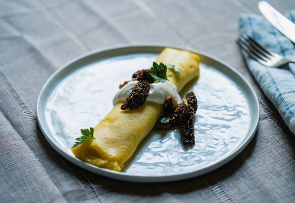 Omelet with butter-sautéed morels