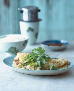 Omelette of pork mince, preserved radish and spring onion (Trúŉg chiên thit băm)