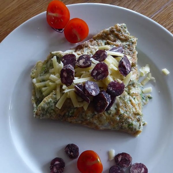 Omelette with country sausage slices (L'omelette de la Rouzille)