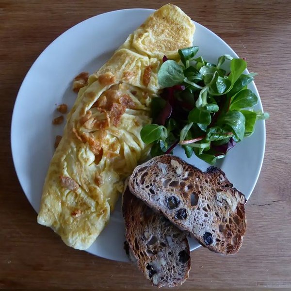 Omelette with crispy duck or goose skin (L'omelette au peau de canard ou d'oie)