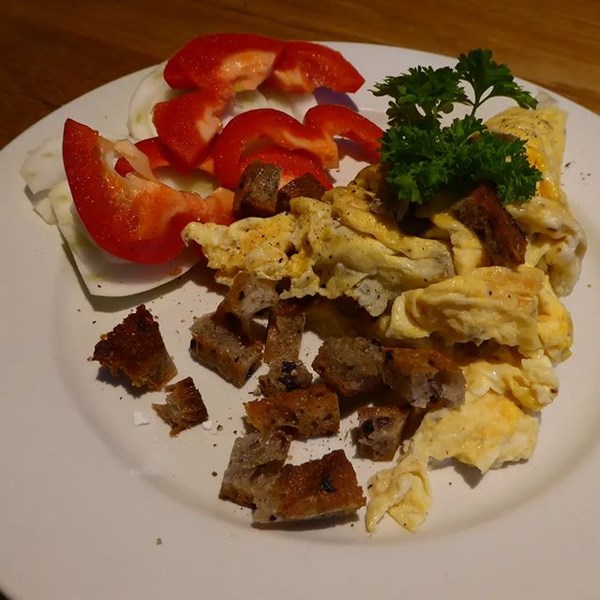 Omelette with diced fried bread (L'omelette aux croûtons)